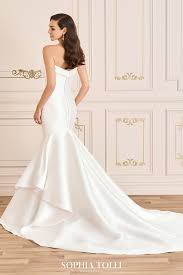A Modern Update On A Classic Clean Wedding Dress Gisele Radiates Understated Glamour Cra In 2020 With Images Strapless Wedding Gown Clean Wedding Dress Wedding Dresses Romantic