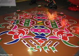 The bright red, blue, maroon and white as well as the yellow make for a good the design here in the center is the common pongal design of the sweet pot but surrounding it we see many pulli kolam designs. Pongal Pulli Kolam Nithya S Kolam Designs Kolam 100 Pongal Paanai Kolam This Is A Traditional Tamil Nadu Pulli Kolam Jeltsje Bant