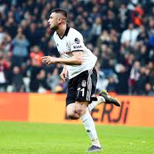 Çin'de oynayan milli futbolcu burak yılmaz'a eşi i̇stem yılmaz, 'hamileyken beni dövdü' deyip boşanma davası açmıştı. Kurtalan Carsi Kral Burak Yilmaz Maestro Adem Ljajic Facebook