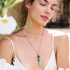 Collar de cristal curativo verde natural, colgante de cristal curativo  hexagonal de flor de ciruelo de plata antigua neutral