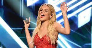 Watch Kelsea Ballerini Perform Santa Baby At Cma Country Christmas The Country Daily