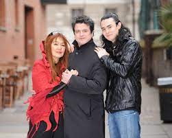 Wie seine familie mitteilt, ist mckeown mckeown war bis ende der 1970er jahre sänger der bay city rollers. Leslie S Family Wife Peko And Son Jubei Bay City Rollers Les Mckeown Roller