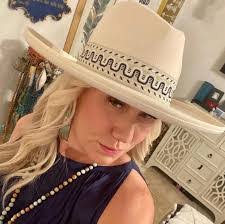 Kristy Pickard's Instagram, Twitter & Facebook