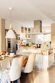 Las caídas del salón se repiten en las ventanas de la cocina. Salon Comedor Y Cocina Abiertos Muy Practicos Cocinas Abiertas Cocinas Integradas Decoracion De Cocina