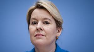 Karsten giffey, der mann von bundesfamilienministerin franziska giffey (spd) ein sprecher des zuständigen berliner verwaltungsgerichtes bestätigt die entfernung von karsten giffey aus dem dienst. Franziska Giffey Fu Berlin Lasst Doktorarbeit Neu Prufen Kultur Sz De