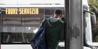 «non prendete gli autobus durante le ore di punta». A Roma E In Corso Uno Sciopero Dei Mezzi Pubblici E Di Varie Categorie Di Lavoratori Il Post