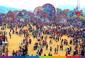 Barriletes Gigantes En Sumpango El 1 De Noviembre Kite Festival Festivals Around The World Mexico Day Of The Dead