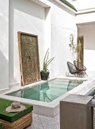 Un Riad Elegant Et Contemporain Planete Deco A Homes World Small Pool Small Backyard Pools Small Pool Design
