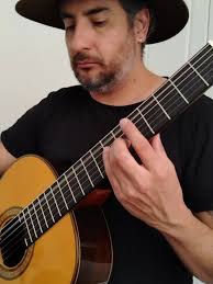 Aunque el audio mediocre del teléfono no le hace justicia al sonido de la  guitarra, quería simplemente homenajear a uno de los más grandes Luthiers  que han habido en esta tierra, el heredero de la más ...