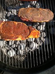 Geben sie ihrem grill zeit, um zu heizen, wird sichergestellt, dass ihr grillrack heiß wird, was ihnen die grillmarken gibt, die sie wollen und sicherstellen, dass die interne grilltemperatur heiß. Dry Rubbed Ribeye Steak Recipe
