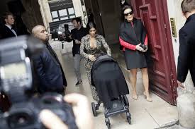 Atemberaubende ohrringe von kardashian hochzeit inspiriert. Kim Kardashian Feiert In Paris Vor Hochzeit Letztes Abendmahl