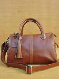 Yang bergerak dibidang produksi tas dan aksesoris yang berbahan kulit asli lainnya, dengan fokus utamanya adalah produksi tas kulit asli. Erzhi Bag Brown Gl2 Genkzhi Leather