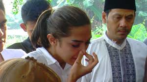 Ibunda sedang berduka cita karena sang bunda meninggal dunia pada minggu (06/11/2016) sore kemarin. Kakak Ashanty Meninggal Millendaru Turun Ke Liang Lahat Selebrita Pagi Youtube