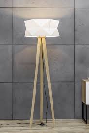 Dreifuss Stehlampe Skandinavisch Einrichten Mit Stil In 2020 Stehlampe Lampenschirm Weiss Lampe