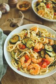 Linguine Aux Crevettes Courgettes Sautees Et Tomates Roties A L Ail Courgettes Sautees Roti A L Ail Tomates Roties