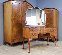 Features raised panels and queen anne styling with graceful curves, full extension slides. Walnut Queen Anne Style Bedroom Suite S4dzst0416 La328772 Loveantiques Com