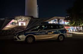 Ein mann stach offenbar auf passanten ein. Berichte Uber Messerstecherei Und Schusse Ein Toter Bei Streit Auf Berliner Alexanderplatz Panorama Stuttgarter Zeitung