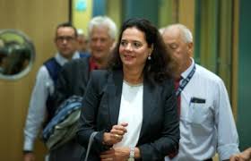 Christine defraigne — christine j.m.g.c. Wesphael Christine Defraigne Vient Defendre Son Voisin De Parlement