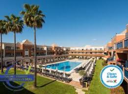 Zwar müssen wir ein stück suchen, bis wir den zugang zum becken inklusive wasserfall finden können, doch das ist bei einer so herrlichen umgebung gar kein problem. Die 10 Besten Hotels In Der Nahe Von Wasserfall Pego Do Inferno In Tavira Portugal