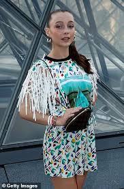 Who Is Emma Chamberlain Teen Influencer Becomes The Darling Of The Fashion World Daily Mail Online