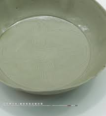 辽开泰七年越窑青瓷双蝶纹碟内蒙古通辽青龙山辽陈国公主墓出土内蒙古自治区文物考古研究所藏1018 celadon dish with double