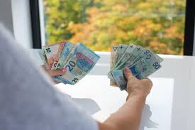 Darowizna dla członka rodziny z zagranicy a opodatkowanie w Polsce