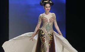 Tanpa pikir panjang, anne menerimanya. Legong Mimpi Indahnya Modifikasi Kebaya Modern Ala Anne Avantie Tribun Medan