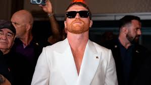 Canelo Álvarez cumple y asiste a la función Benavidez vs. Ramírez; muestra su apoyo a Munguía
