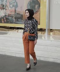 Perusahaan, jual seragam kantor lengan panjang, jasa pembuatan seragam olahraga kantor, jual baju seragam kerja eceran murah jasa pembuatan seragam batik jasa pembuatan gambar baju kerja kantor untuk ibu hamil, kemeja kerja hijau, desain kemeja kerja, jual jahit seragam. 10 Inspirasi Gaya Hijab Casual Buat Ke Kantor Biar Tampil Beda