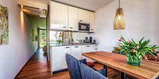 Das denkmalgeschützte haus am horn, 1933 erbaut, liegt leicht erhöht wie die brücke eines schiffes auf einem großen zum teil romantisch verwildertem, zum teil kultiviertem 6000 qm großen grundstück. Neueroffnung Neues Boardinghouse Auf Der Hori