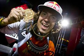 En juillet 2009, renner a établi un record du monde à chicago , en faisant un saut en moto de 63 pieds à la verticale à grant park. Yamaha Wake Up Call Racer X