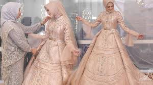 Check spelling or type a new query. Resepsi Roger Danuarta Dan Cut Meyriska Mewah Gaun Pengantin Bertabur 300 Kristal Swarovski Tribunstyle Com