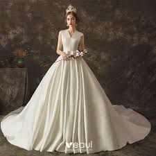 Es ist hochwertiges satin brautkleid mit taschen, der spitzenkörper ist weich auf der haut und gut sitzend. Schlicht Ivory Creme Satin Brautkleider Hochzeitskleider 2019 A Linie V Ausschnitt Armellos Schleife Stoffgurtel Kathedrale Schleppe
