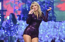 Her narrative songwriting, which often takes inspiration from her personal life. Hilferuf Von Taylor Swift Ist Ihr Auftritt Bei Den Us Musikpreisen In Gefahr Unterhaltung Stuttgarter Nachrichten