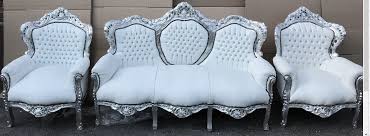 Glanz, gloria und ein sofa barock. Casa Padrino Barock Sofa Garnitur Weiss Lederoptik Silber 2 Sessel Mit Glitzersteinen Wohnzimmer Barock Kaufen Bei Demotex Gmbh