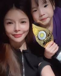 第一次参加成长典礼 🎓, 虽然还没毕业，, 但每一个阶段都值得被认真记录。, 4岁的你，一样闪闪发亮 ✨, #yoona