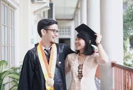 Ia berjalan sambil membawakan baju wisuda dan toga kekasihnya yang telah meninggal. 12 Inspirasi Style Pendamping Wisuda Masa Iya Mau Ketemu Calon Mertua Tampil Biasa Saja