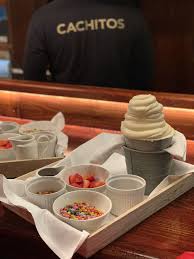 Helado Recien Hecho Con Sus Toppings Pescados Y Mariscos Tartar De Atun Cruasanes