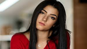 Born on may 1, 2004, the age of charli d'amelio is 15 years as of 2020. Charli D Amelio Bio Age Height Net Worth Sister Personal Life