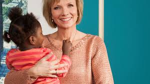 Um an geld zu kommen, vermieten sie einen teil des hauses an alex, einen europäischen katastrophenhelfer, der zusammen mit andrémise, einer. Ilka Essmuller Und Ihr Mann Adoptierten Kleine Haitianerin Das Gluck Hatte Einige Hurden