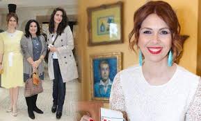 Lise mezunu olan, gençlere taş çıkartan fiziğiyle dikkat çeken güzel oyuncu hülya darcan. Zeynep Korel Annesi Hulya Darcan Ile Kardesi Berguzar Korel E Bir Dava Daha Acti