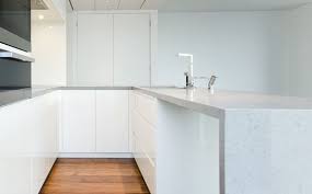 Pour un effet rustique, moderne ou design, découvrez nos plans de travail blancs, gris, en chêne massif, marbre ou granit noir… et trouvez votre style de cuisine. Idees De Comptoir Granit Dans La Cuisine 1decor Granit Blanc Cuisine En Granit Blanc Plan De Travail Cuisine
