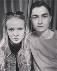 Mar 14, 2021 · das führt zu einem konflikt mit sebastian, jonnas bruder, der als geschäftsführer der firma eingesetzt ist. Sara B Elfgren Actors Leona Axelsen And Gustav Lindh