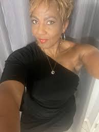 Shelly Manley's Instagram, Twitter & Facebook