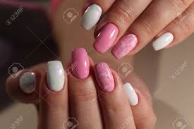 Diseño precio de uñas realizado con una francesa blanca y varias lineas blancas e rosas diagonales. Lindo Diseno De Manicura Color Rosa Y Blanco Fotos Retratos Imagenes Y Fotografia De Archivo Libres De Derecho Image 88442870