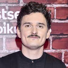 To tam uczył się w szkole muzycznej gry na puzonie i tam w 2010 roku założył ze. Dawid Podsiadlo Jest Teraz Nie Do Poznania Glamour Pl