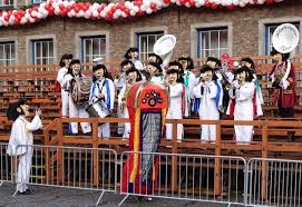 Der karnevalsmontag, auch rosenmontag genannt, ist der höhepunkt des karnevals im rheinland. File Dusseldorf Rosenmontag 2016 Politische Karnevalswagen 02 Jpg Wikimedia Commons