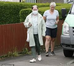 Read the latest susan boyle headlines, on newsnow: Susan Boyle Tragen Eine Schutzende Gesichtsmaske Wie Sie Kopfe Heraus Fur Einen Spaziergang In Glasgow Aktuelle Boulevard Nachrichten Und Fotogalerien Zu Stars Sternchen