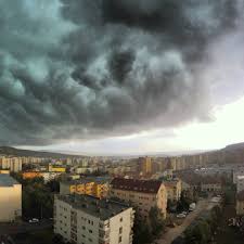 Administrația națională de meteorologie a emis cod portocaliu de vreme rea pentru mai multe zone din județul cluj. FurtunÄƒ In Cluj Napoca Copaci RupÅ£i Si Masini Avariate Video Cluju Ro