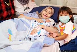 Anda bisa beli emas dalam bentuk logam mulia di pegadaian, outlet antam atau bank. Kaleidoskop 2018 Lahir Tahun Ini Berikut 10 Anak Selebriti Yang Punya Nama Unik